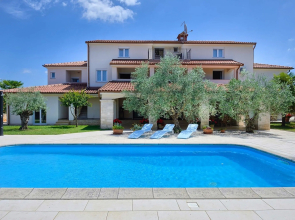 Nicely furnished apartment with covered terrace, located in front of the pool