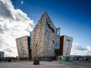 Modern Home in Belfast, Office, Parking, Wifi