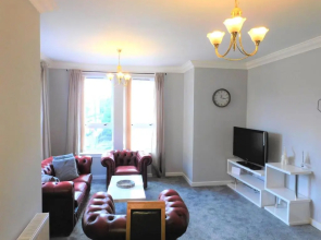 City Centre 2 bedroom apt, close to M8 & Tourist Attractions