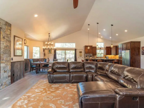 10mins to Lake Hot Tub, Game Room, Forest Views Meyers Meadow by Avantstay