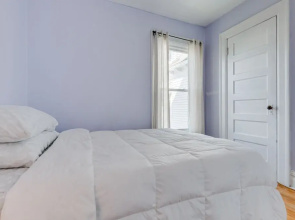 2 Mi to Peace Bridge: Victorian-style Apartment