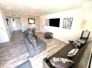 Modern Lakehouse Compound, boat parking, sleeps 16