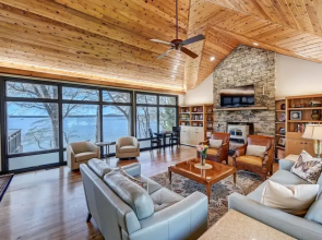 Landover Lodge by Avantstay Waterfront Dock