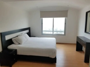 Sunny and Spacious PH Near Santafe Shopping Mall