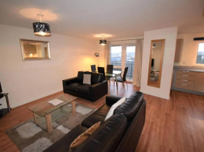 Pinnacle 2 - City Centre 2 Bedroom 2 Bathroom Apartment - with Balcony, Free Parking, Fast Wifi and Smart TV