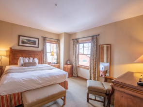 Comfortable 1 Bedroom Slopeside Condo - No Cleaning Fee! by RedAwning