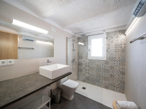 Sabina in L'Escala with 6 bedrooms and 3 bathrooms