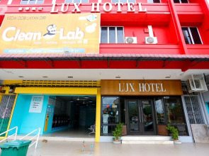 OYO 772 Lux Hotel