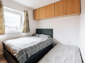 Lloyd St Apartment
