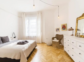 Klauzal apartment w/3 bedrooms, french balcony