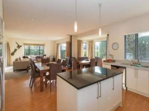 Modern Lake Haven - Wanaka Holiday Home