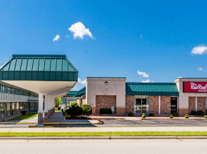 Red Roof Inn & Suites DeKalb