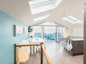 Seaside 3Bd Retreat With Balcony & Stunning Views
