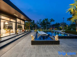 Huge Pool Villa with Private Lake  3+1BR/10 Guests