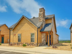 Branson Log Cabin Near Silver Dollar City & Lake!