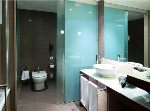 Отель Barcelona Condal Mar Affiliated by Meliá