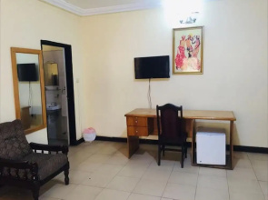 Room in B&B - Double Room With Balcony in the Heart of Accra