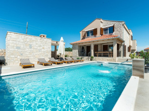 Villa Rea 3 With Heated Pool