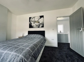 4 Bedroom House, 2 Bathroom-derby-close To Rolls Royce