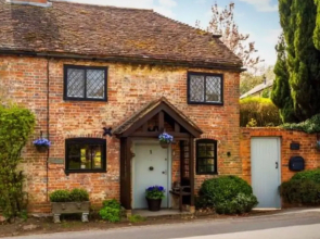 Quintessentially English 3-bed Cottage in Farnham