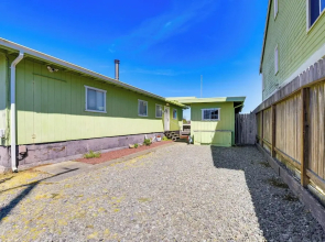 Peaceful Eureka Beach Cottage w/ 30-foot Dock