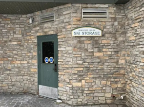 HH207 Ski-inSki-out Condo Hot Tub Sleeps 4