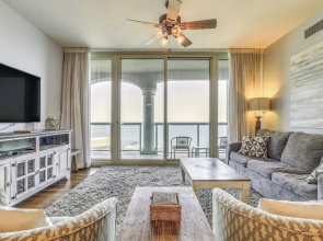 Florida Resort Condo: Walk to Pensacola Beach!
