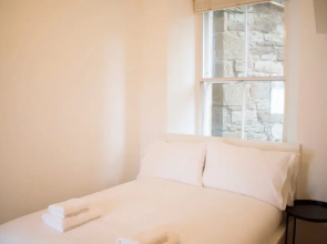 Bright And Modern 2 Bedroom Flat