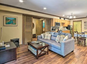 Coos Bay Cottage w/ Fireplace & BBQ Patio!