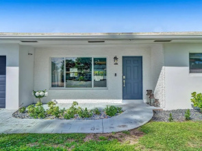 Stunning 4 Bedrm New Pool+Jacuzzi 1 Mile to Beach