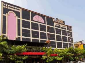 RedDoorz Plus near Chadstone Mall