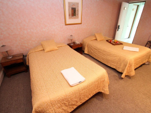 RQ Hotel Dacarlo