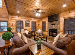 Blossom Belle Lodge Luxury cabin 4 Bedroom, 3.5 Bath sleeps 11