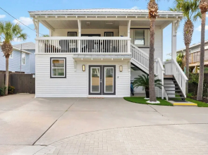 Destin Dolphin by Avantstay 2 Mins Walk To Beach! w/ Pool & Large Outdoor Entertaining Area!