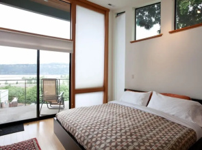 Bridge View Loft 3 Bedroom Condo by RedAwning
