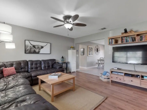 Stylish Home Lrg Yard W/games Grill Hot Tub