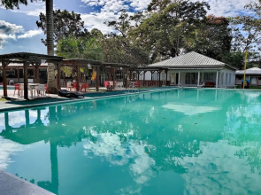 Hotel Cabanas River Park