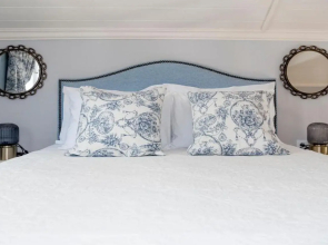 Nafsika Suites