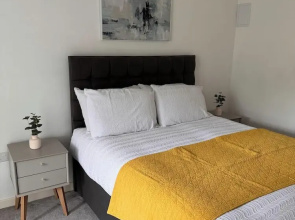House - Sleeps 6 - Parking