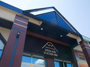 Cabin & Lounge Highland Station Inn