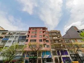 Centrally located 2 bedroom apt with Netflix