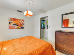 Lanai & Pet Friendly! Retro-chic Sarasota Home!