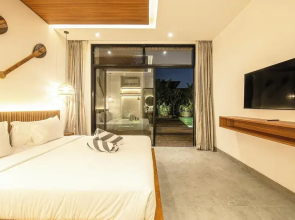 Tropical 5BR Modern Haven 400m From Canggu Waves