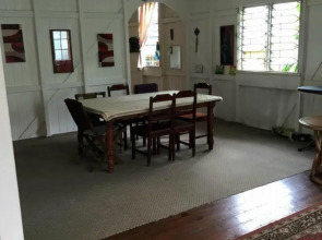 Colonial Lodge