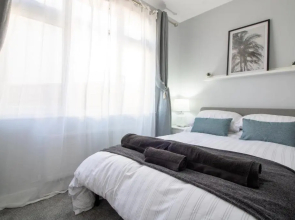 Modern and Stylish Apartment- Short Walk to Beach