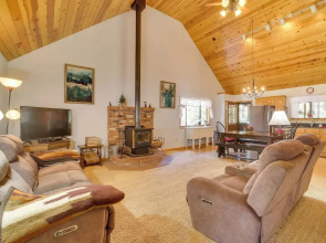 Relax Fireside + Play Games! Hikers Haven in Pine