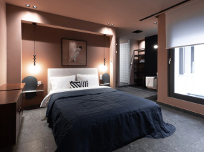 Blue and Peach 2BD Apartment 132m2 Free Parking