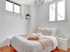 Bright 1BR Bastille Getaway - 4 Guests