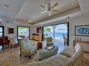 Direct Ocean Views and Beach Access, Swimming Pool, AC, Free Wifi, Near Shops & Restos