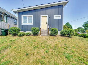 3 Mi to Duke: Downtown Durham Cottage!